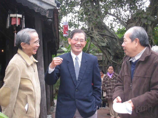 HaVChu LeSon DinhVanSuu.jpg - Từ trái: thầy Hà Văn Chữ (Pháp Văn), thầy Lê Sơn (Lý Hóa), thầy Đinh Văn Sữu